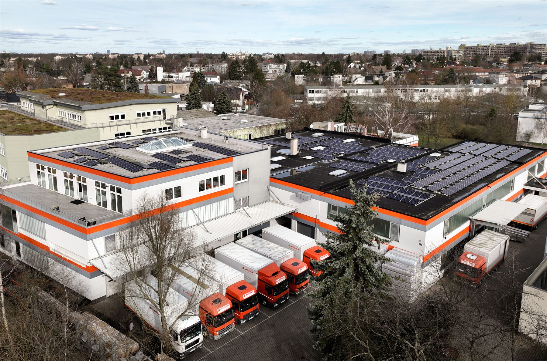 Originalaufnahme des Wittler-Werks Berlin-Buckow mit Produktionsgebäuden, Photovoltaikanlagen und eigenem Fuhrpark